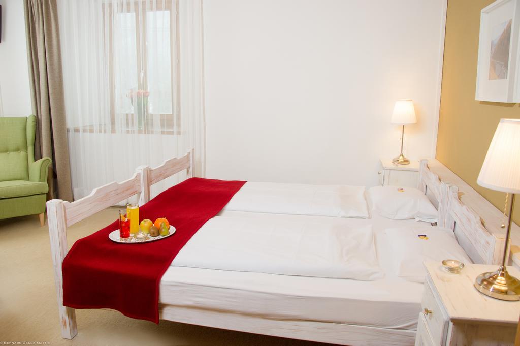Hotel Veduta Cinuos-Chel Екстериор снимка